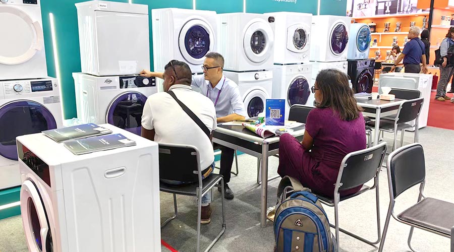 廣交會(huì)參展第一天！金環(huán)電器吸引國(guó)內(nèi)外客戶參觀交流