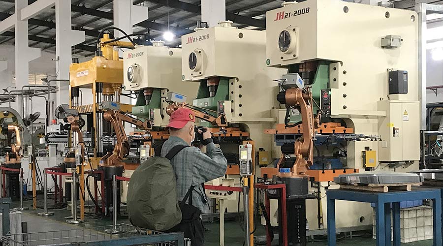 江門市攝影協(xié)會蒞臨金環(huán)電器拍攝交流  用鏡頭見證實(shí)力！