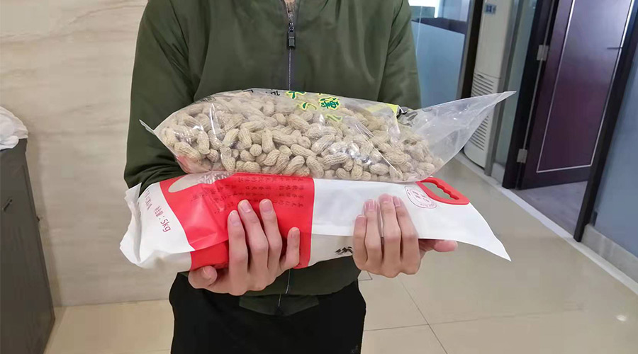 新春關(guān)懷 禮滿情暖！金環(huán)電器給員工發(fā)年貨